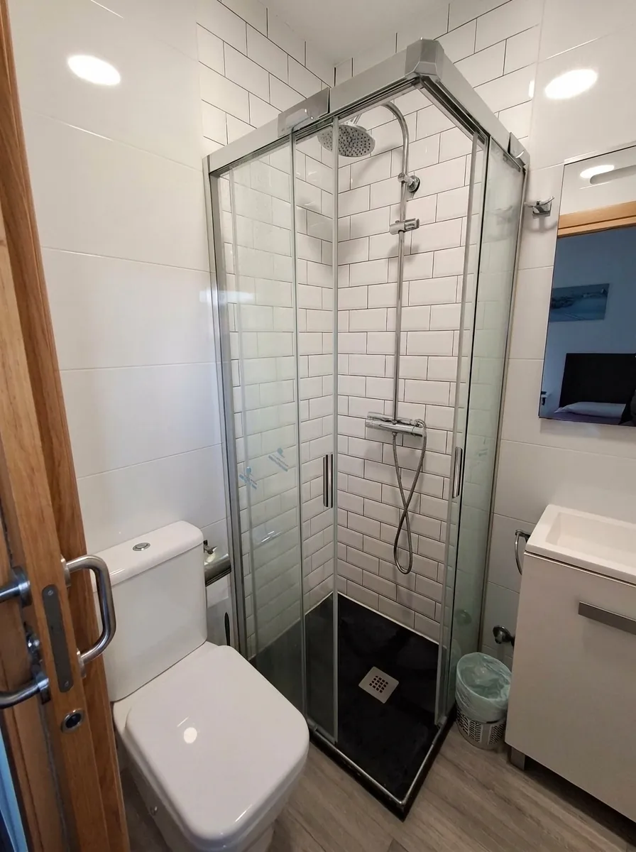 Triple room bathroom